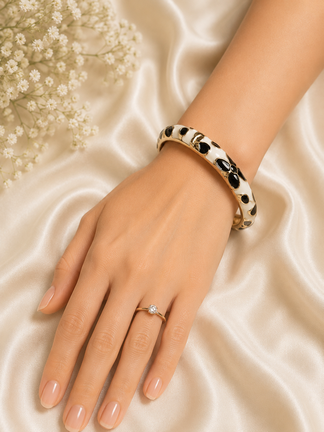 Lvory Noir Womens Bangle