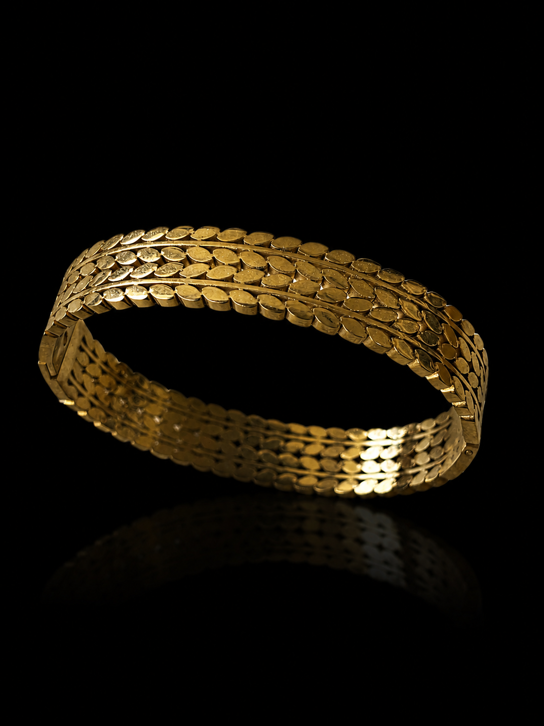 Elegant Leaf Pattern Gold Bracelet