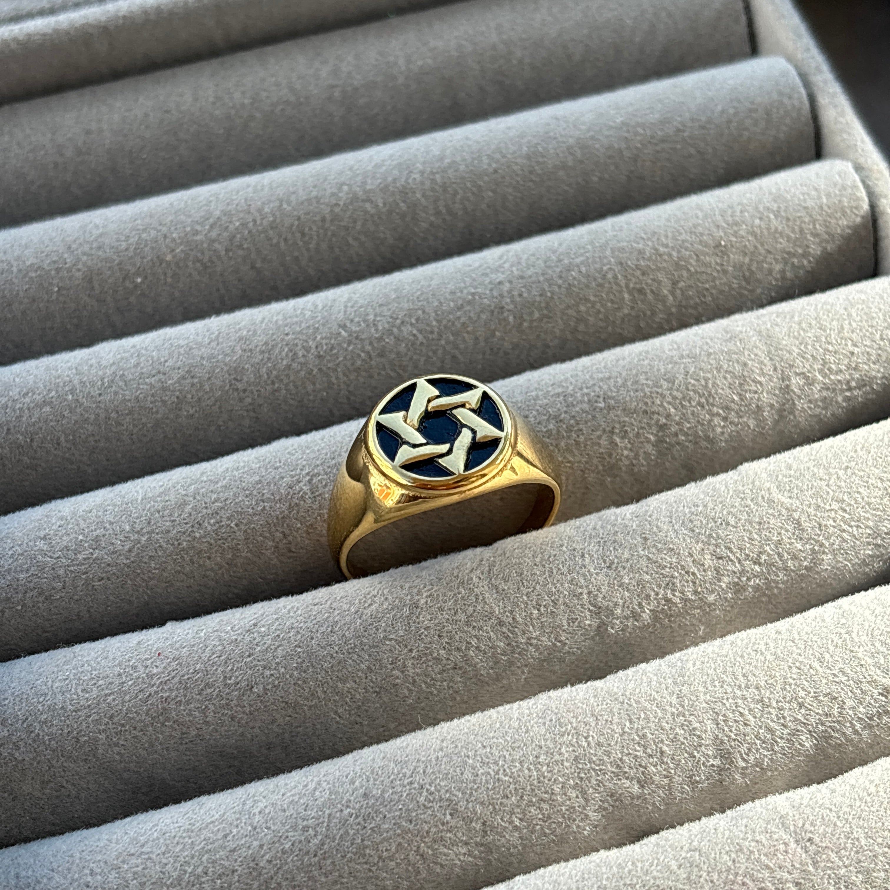 Nova Crest Ring