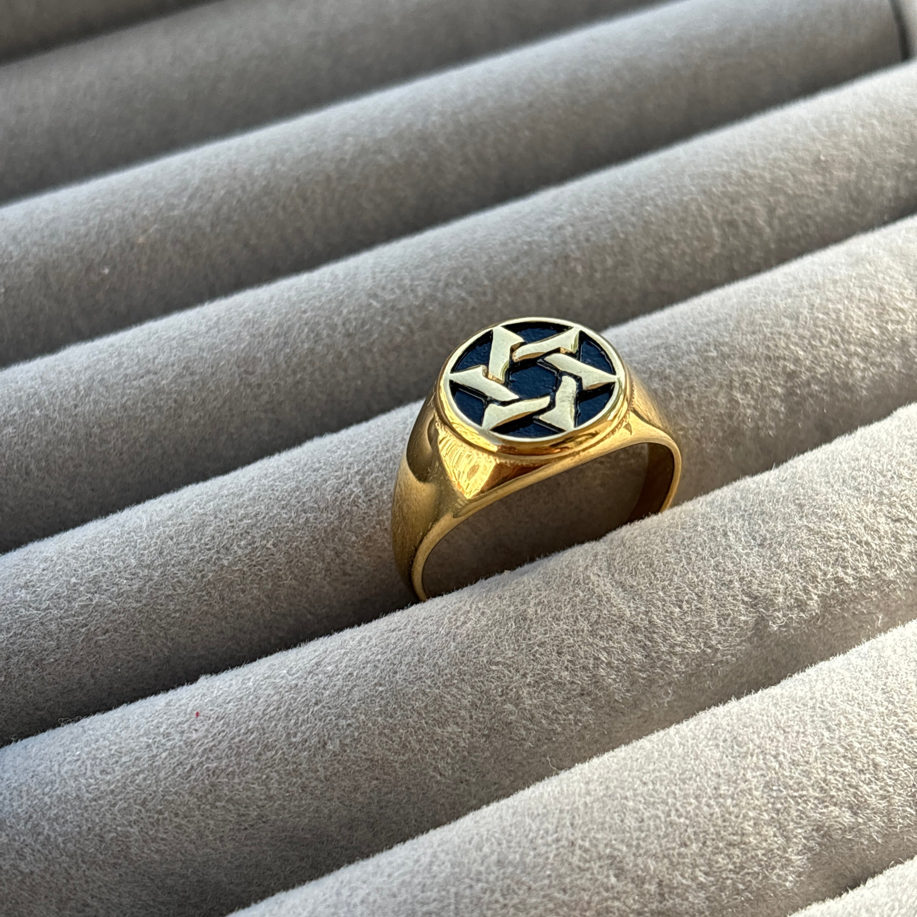 Nova Crest Ring